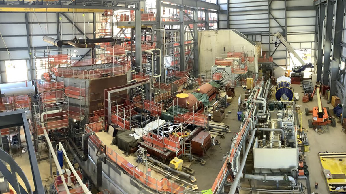 Power plant construction – turbine building interior – condenser, steam turbine, generator, lube oil system